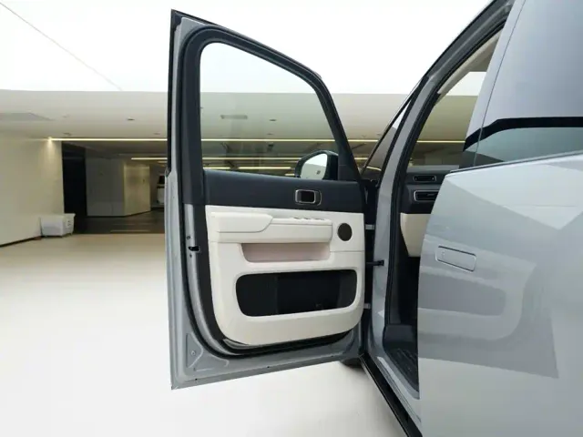 Li Auto MEGA — Фото автомобиля 16