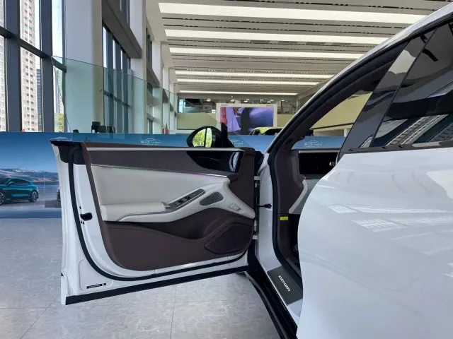 Denza Z9GT — Фото автомобиля 8