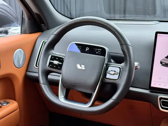 Li Auto L8 — Фото автомобиля 15