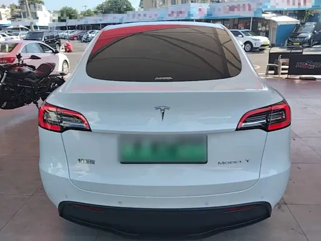 Tesla Model Y — Фото автомобиля 5