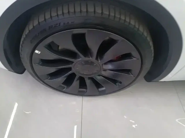 Tesla Model Y — Фото автомобиля 22