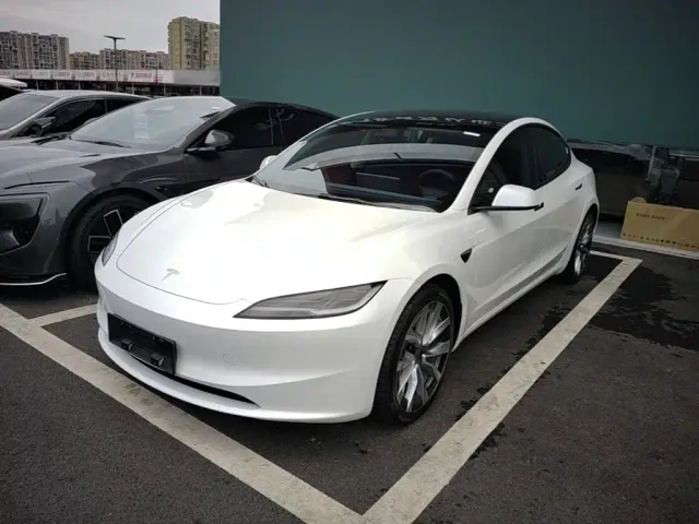 Фотография автомобиля — Tesla Model 3