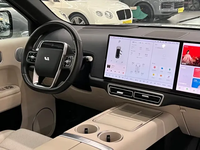 Li Auto L8 — Фото автомобиля 15