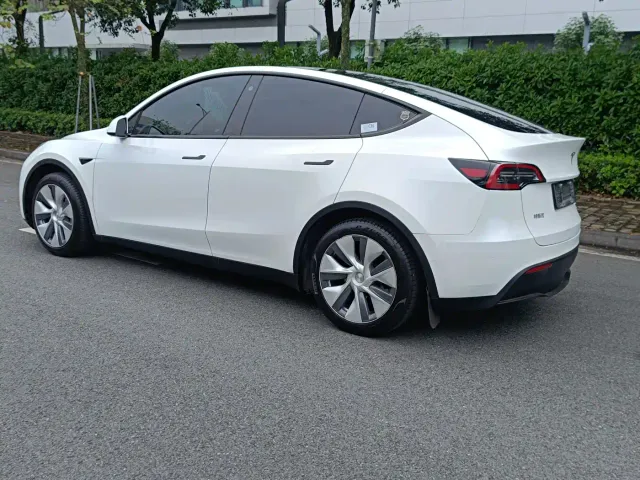 Tesla Model Y — Фото автомобиля 21
