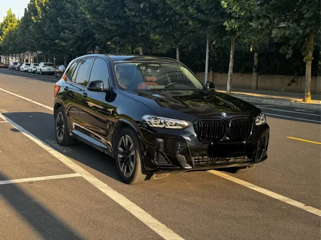 BMW iX3 — Фото автомобиля 3