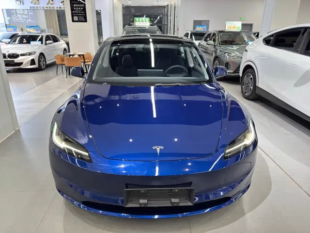 Tesla Model 3 — Фото автомобиля 2