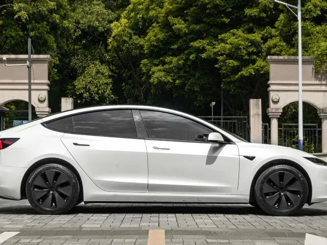 Tesla Model 3 — Фото автомобиля 7