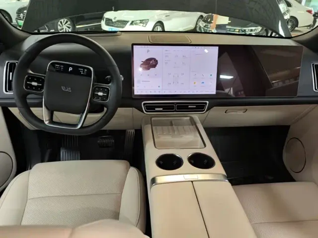 Li Auto L8 — Фото автомобиля 9