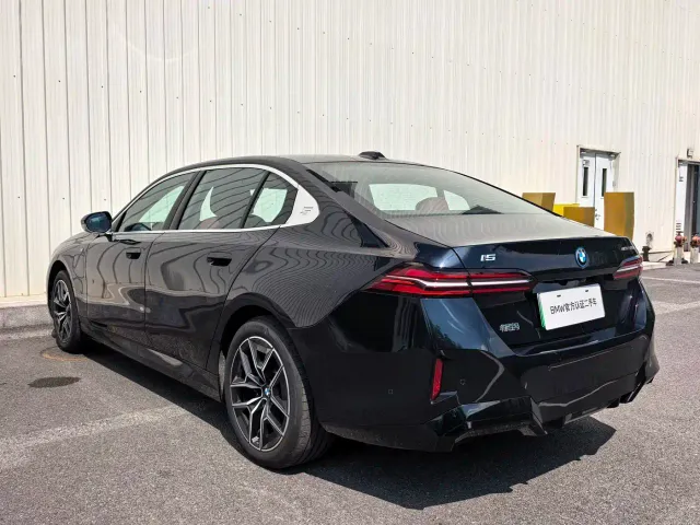 BMW i5 — Фото автомобиля 10