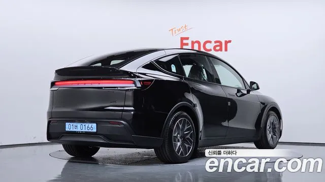 Tesla Model Y — Фото автомобиля 2