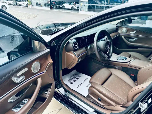 Mercedes-Benz E-Class — Фото автомобиля 4