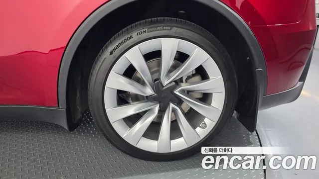 Tesla Model Y — Фото автомобиля 6