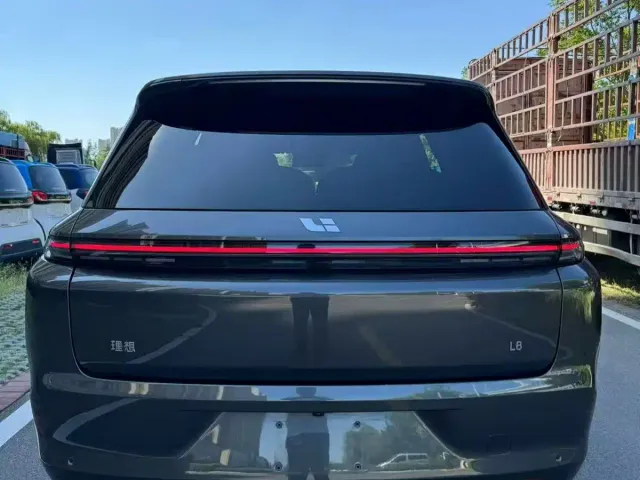 Li Auto L8 — Фото автомобиля 9