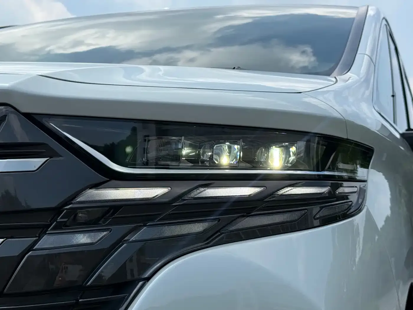 Toyota Alphard 2024 Hybrid 2.5L Prestige Edition — Фото автомобиля 4