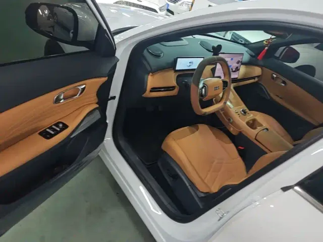 Geely Galaxy Starship 7 EM-i — Фото автомобиля 15