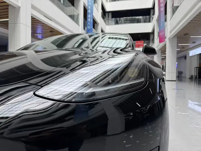 Tesla Model 3 — Фото автомобиля 20