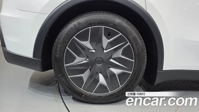 Tesla Model Y — Фото автомобиля 6