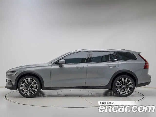 Volvo V60 Cross Country 2nd Gen — Фото автомобиля 3