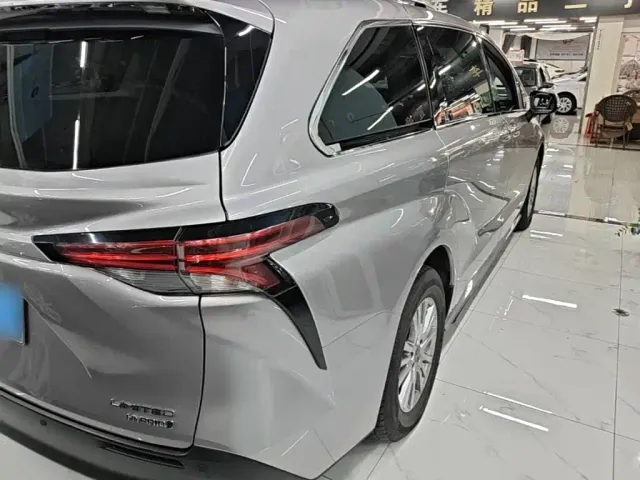 Toyota Sienna — Фото автомобиля 6