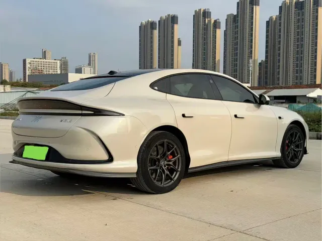 IM Motors L6 — Фото автомобиля 9