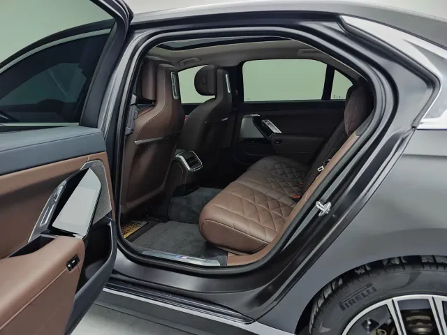BMW i7 — Фото автомобиля 17