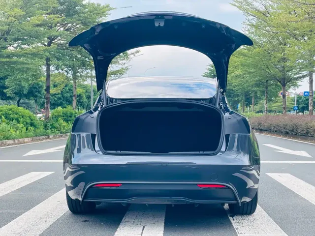 Tesla Model 3 — Фото автомобиля 9