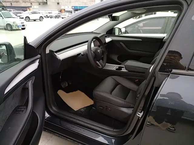 Tesla Model Y — Фото автомобиля 11
