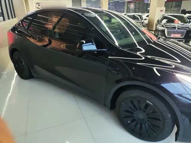 Tesla Model Y — Фото автомобиля 3
