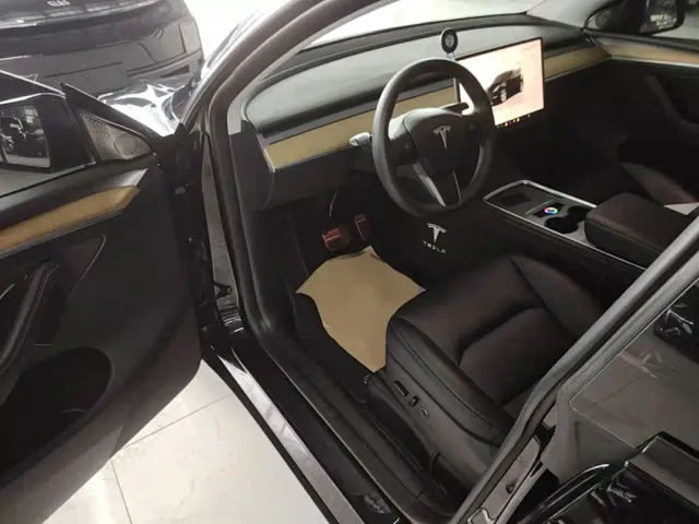 Tesla Model Y — Фото автомобиля 15