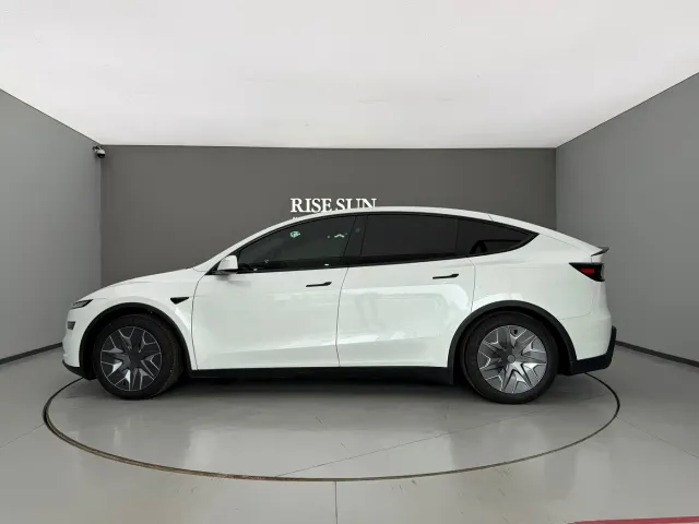 Tesla Model Y L — Фото автомобиля 4