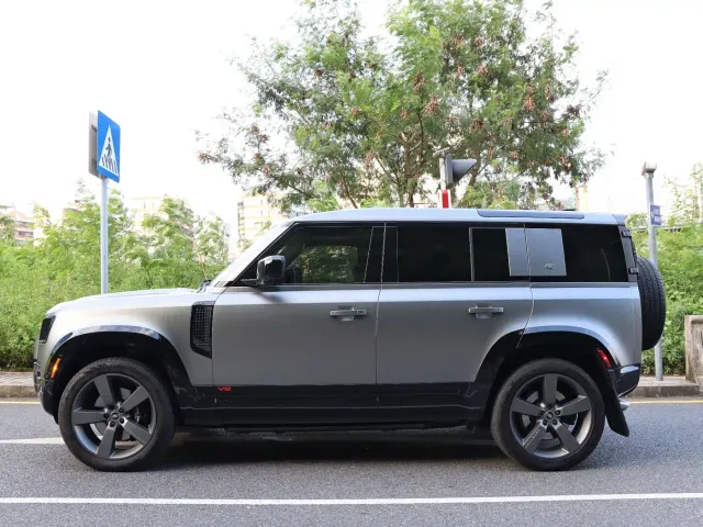Land Rover Defender — Фото автомобиля 9