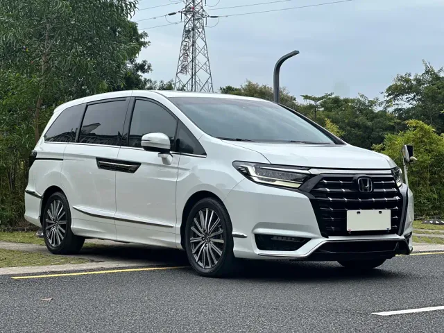 Honda Elysion — Фото автомобиля 3