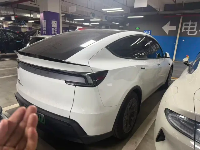 Tesla Model Y L — Фото автомобиля 6