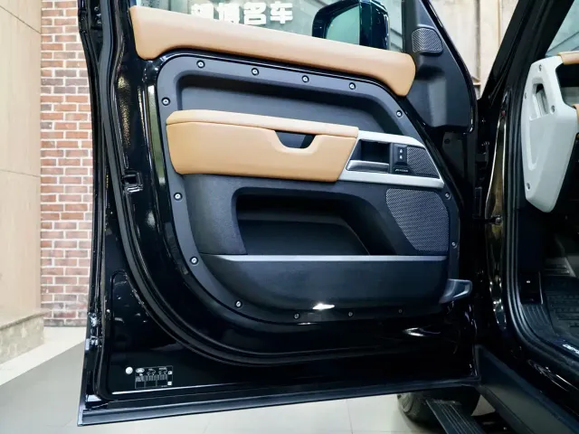 Land Rover Defender — Фото автомобиля 17