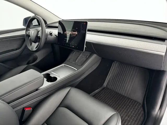 Tesla Model Y — Фото автомобиля 8