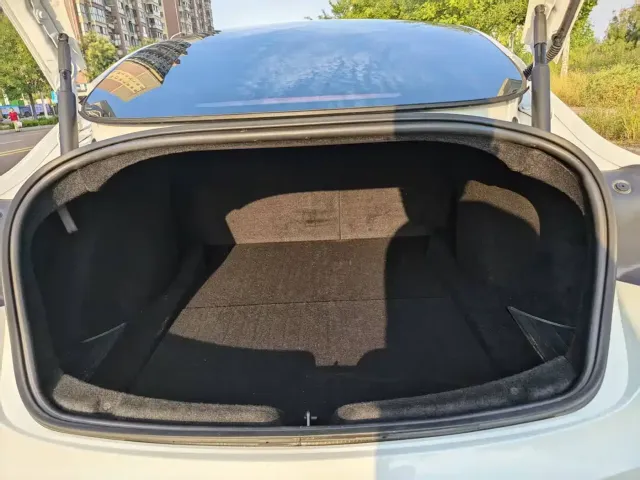 Tesla Model 3 — Фото автомобиля 24