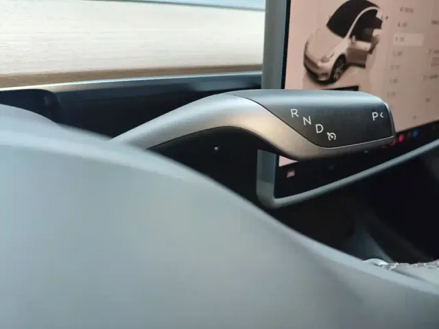 Tesla Model Y — Фото автомобиля 13