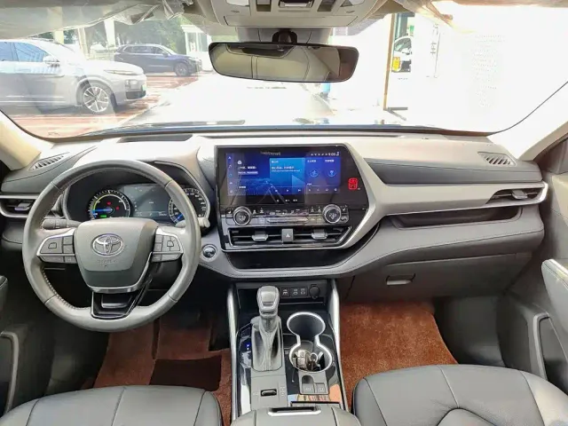 Toyota Highlander — Фото автомобиля 10