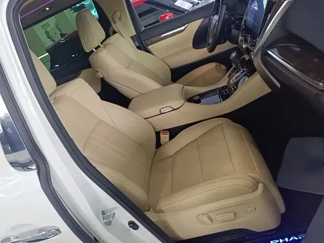 Toyota Alphard — Фото автомобиля 24