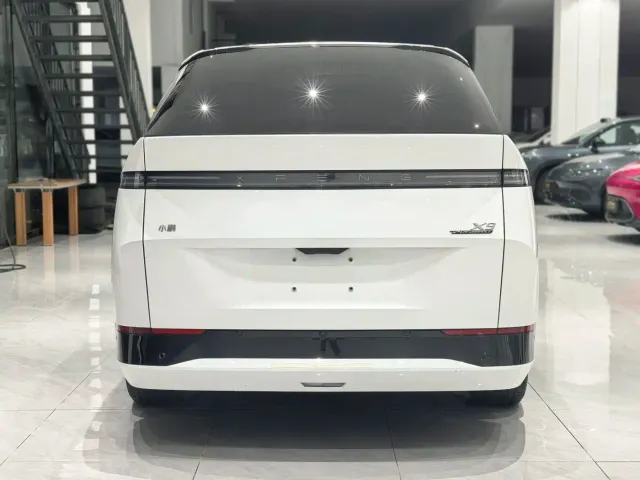 Xpeng X9 — Фото автомобиля 5