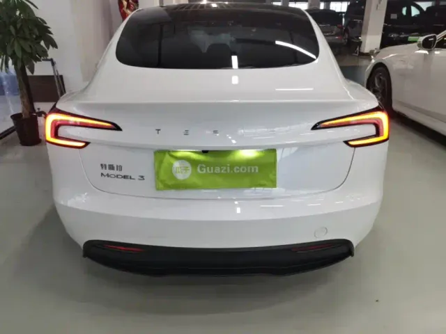 Tesla Model 3 — Фото автомобиля 5