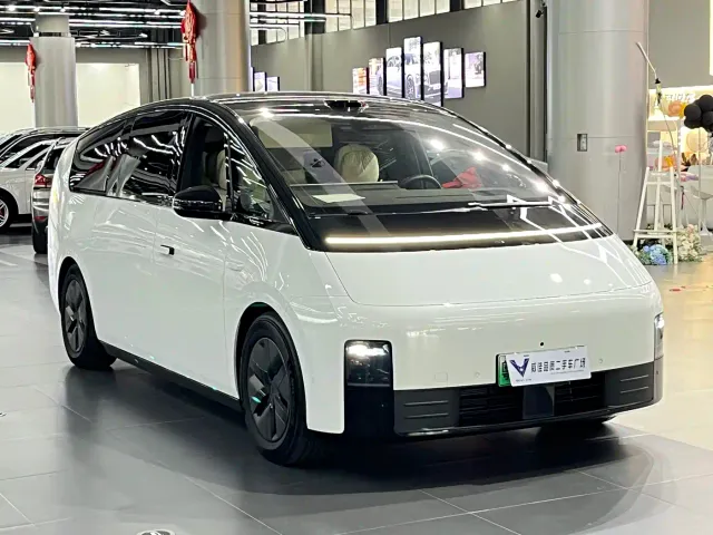 Li Auto MEGA — Фото автомобиля 3