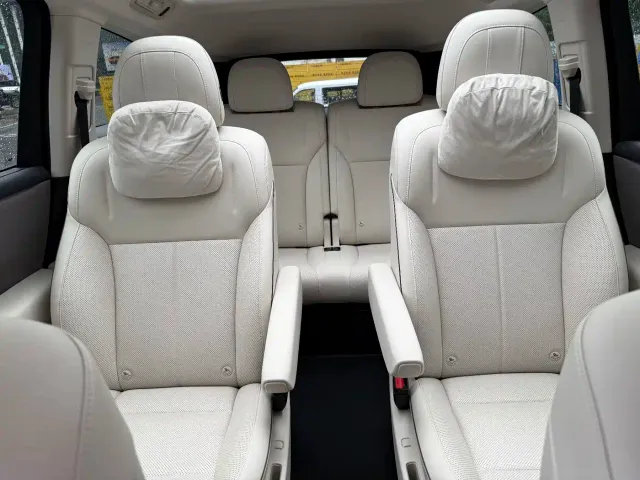 Li Auto i8 — Фото автомобиля 12