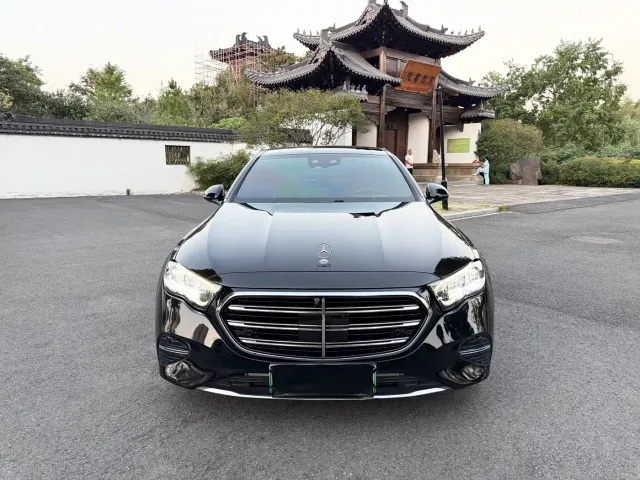 Mercedes-Benz E-Class — Фото автомобиля 2