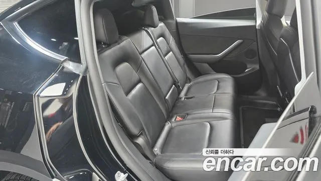 Tesla Model Y — Фото автомобиля 11