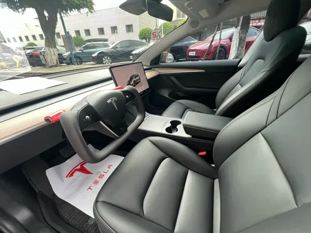 Tesla Model 3 — Фото автомобиля 6