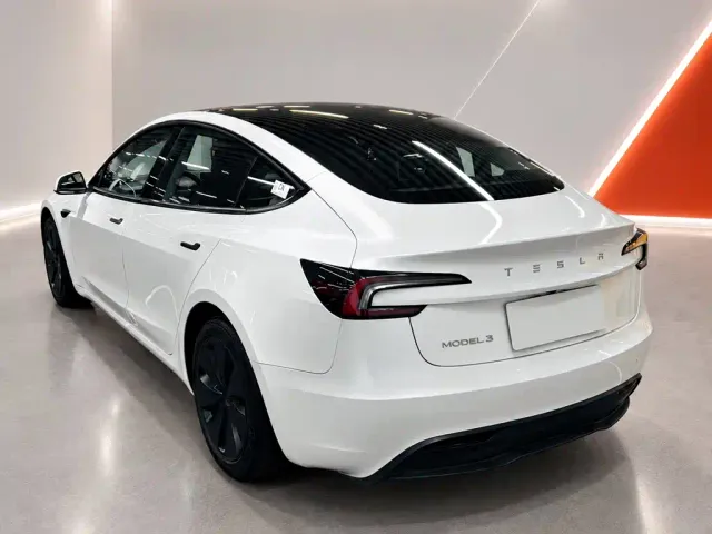 Tesla Model 3 — Фото автомобиля 6