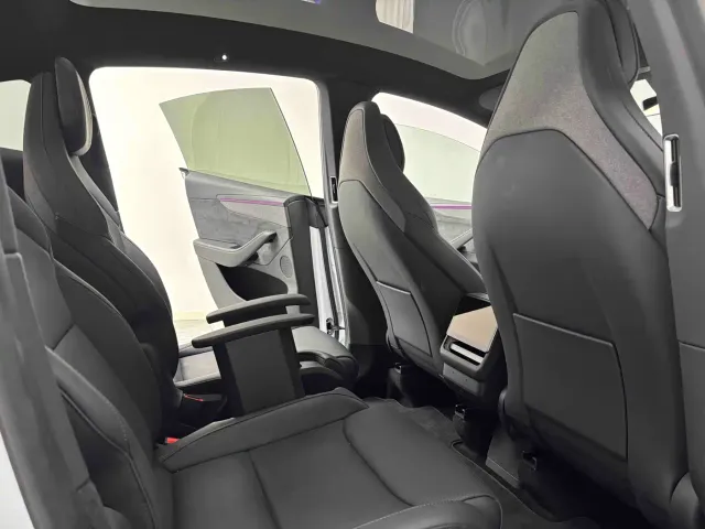 Tesla Model Y L — Фото автомобиля 9
