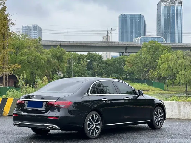 Mercedes-Benz E-Class — Фото автомобиля 5