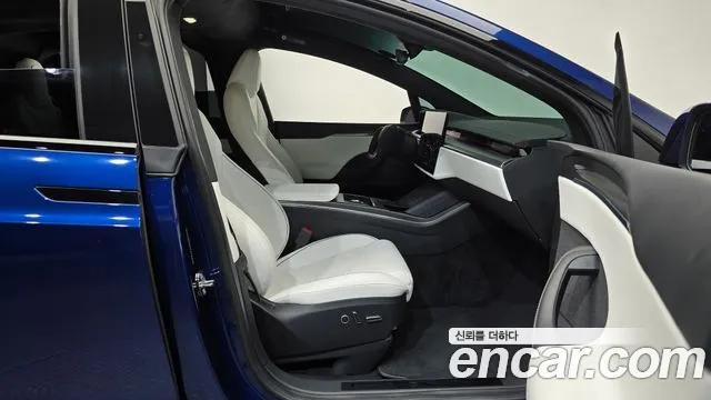 Tesla Model X — Фото автомобиля 16